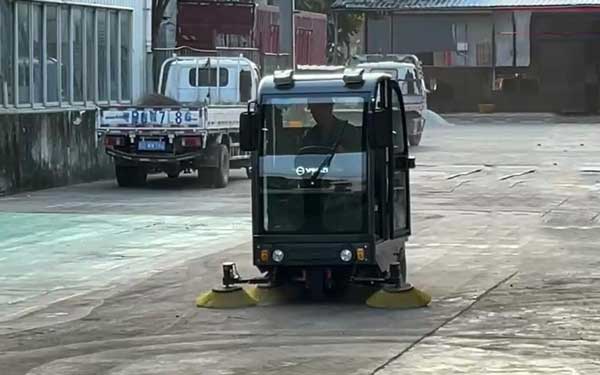駕駛式掃地車(chē)的操作方法