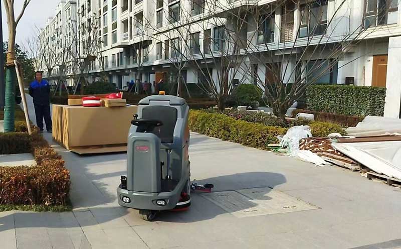 駕駛式洗地機(jī)為您的企業(yè)帶來多項(xiàng)優(yōu)勢 駕駛式洗地機(jī)為您的企業(yè)帶來多項(xiàng)優(yōu)勢