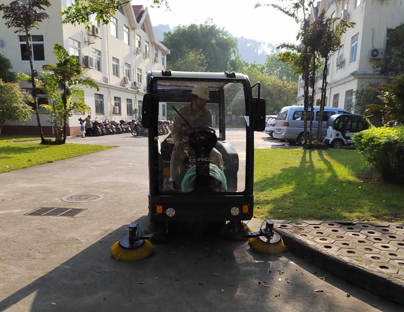 工業(yè)掃地機(jī)和洗地機(jī)相對于手動清潔的優(yōu)勢 工業(yè)掃地機(jī)和洗地機(jī)相對于手動清潔的優(yōu)勢