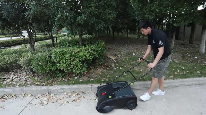 手動(dòng)手推式掃地機(jī)的簡(jiǎn)單說(shuō)明 手動(dòng)手推式掃地機(jī)的簡(jiǎn)單說(shuō)明