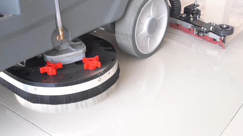 為什么選擇駕駛式洗地機(jī)或掃地機(jī)？卓越、經(jīng)濟(jì)高效的清潔