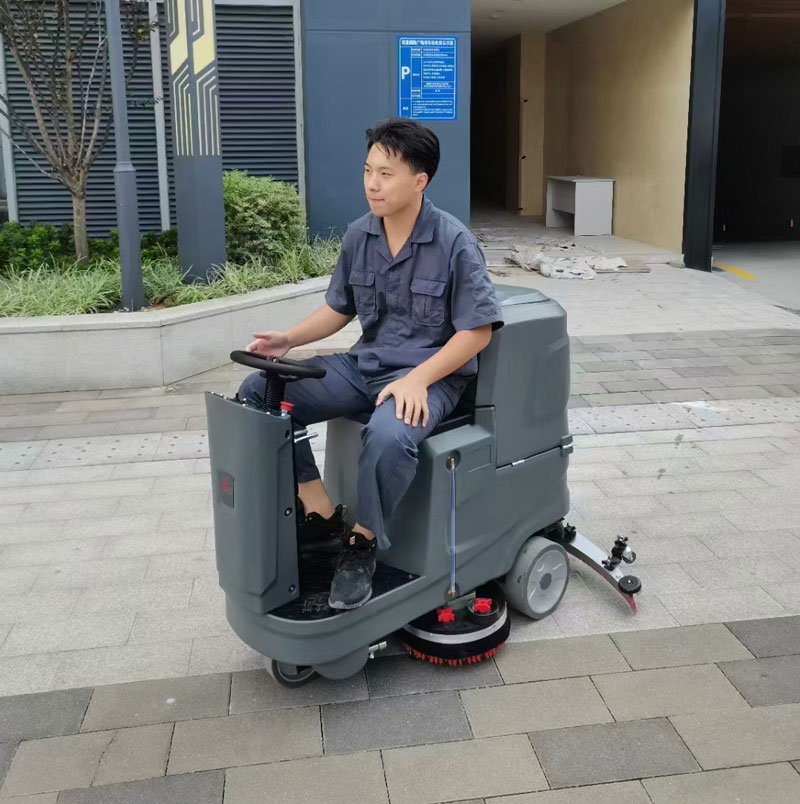 清潔體育館地板-工業(yè)洗地機(jī)