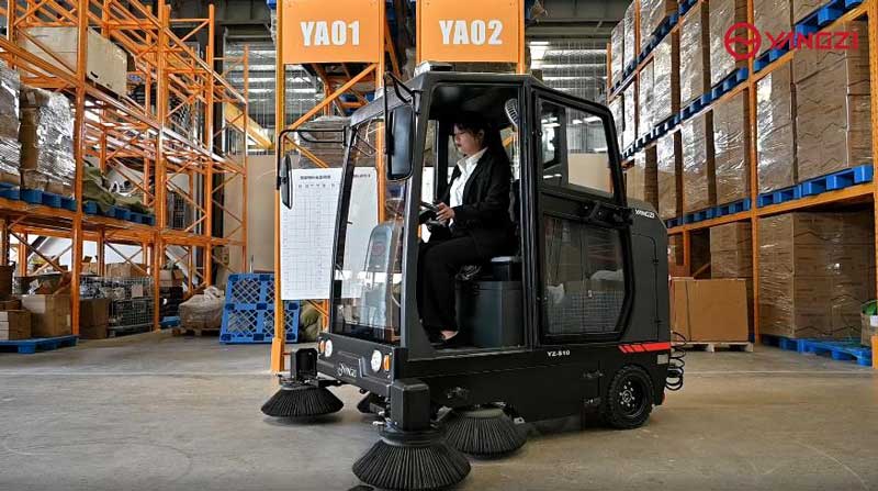 電動(dòng)清掃車縮短了清掃時(shí)間，為公司節(jié)省了成本！