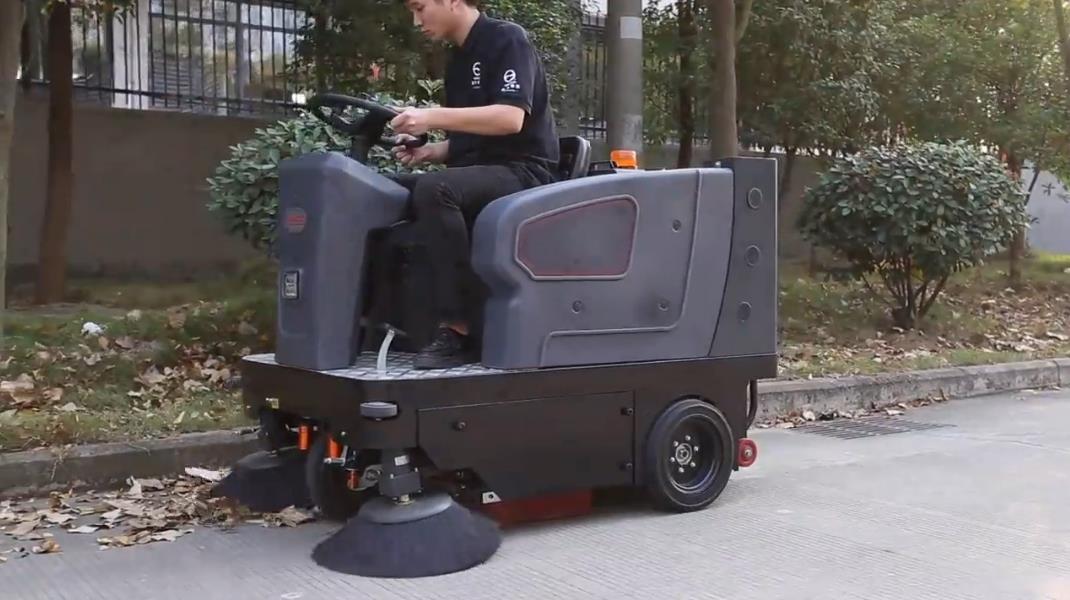 為倉(cāng)庫(kù)使用哪種類(lèi)型的揚(yáng)子掃地機(jī)