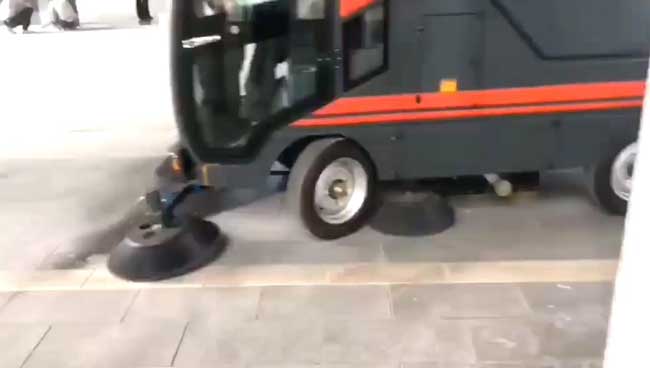 響應(yīng)國(guó)家節(jié)能環(huán)保的號(hào)召，揚(yáng)子推出工業(yè)掃地機(jī)